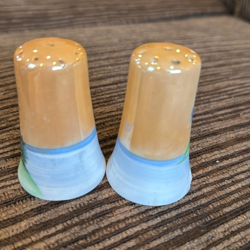 Handpainted Japanese Salt And Pepper Shaker Set - Picture 5 of 6